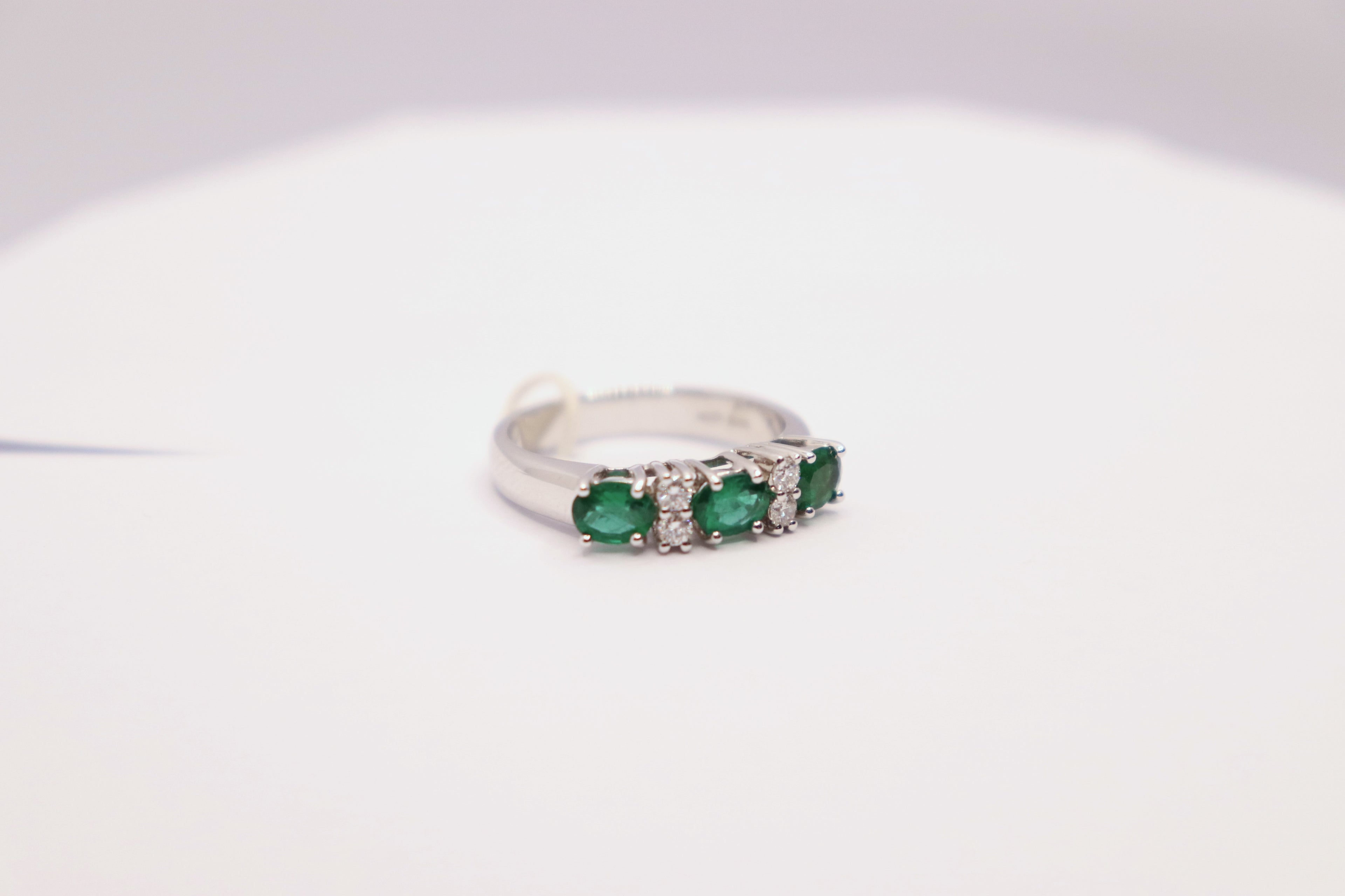 Anello Trilogi con Smeraldo e Diamanti