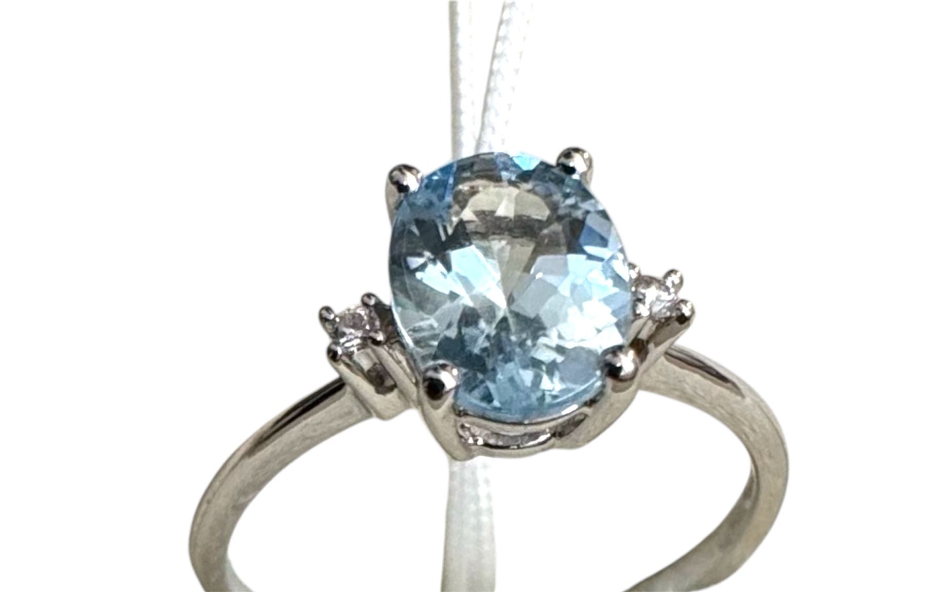 Anello con Acquamarina e diamanti