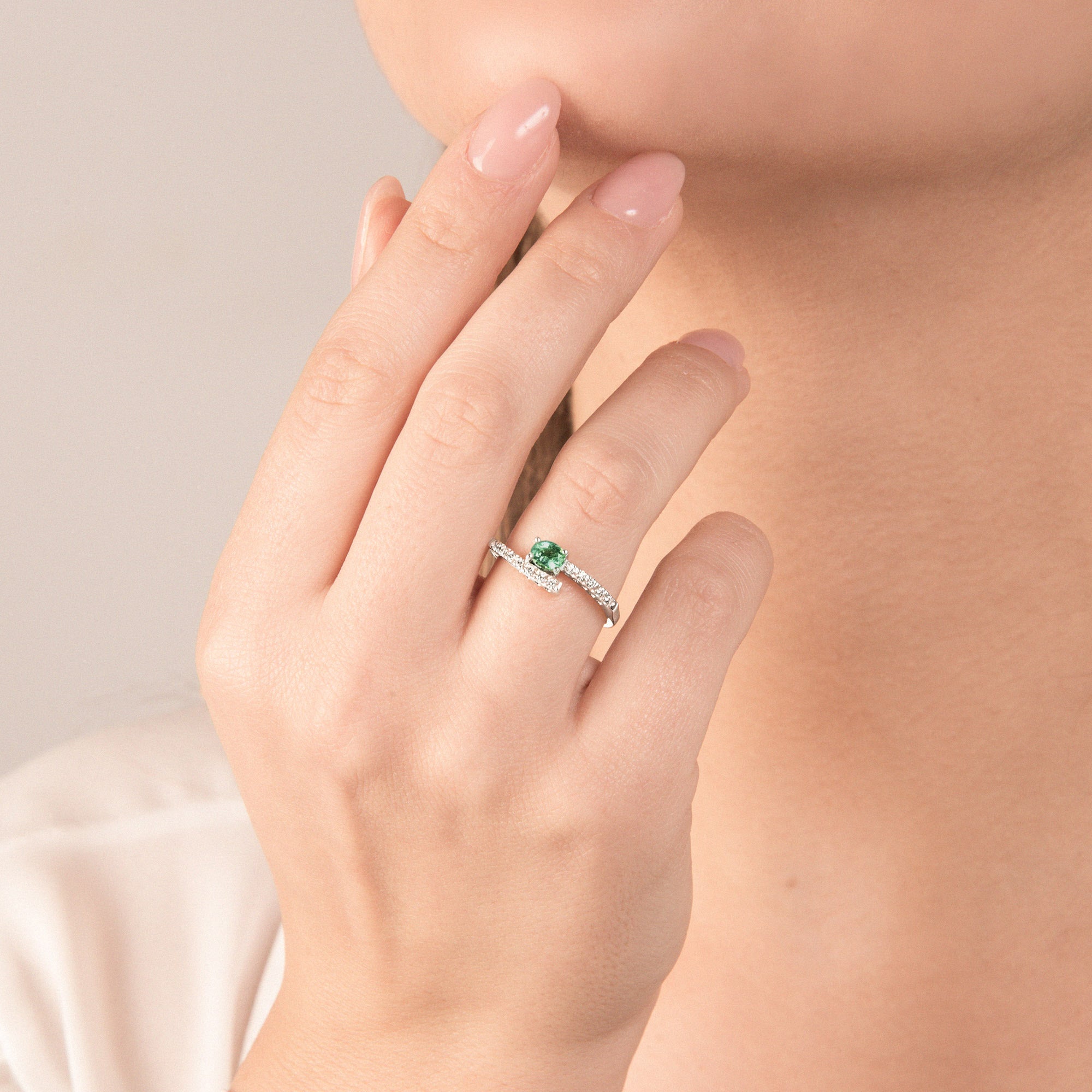Anello Contrarié con Smeraldo e Diamanti