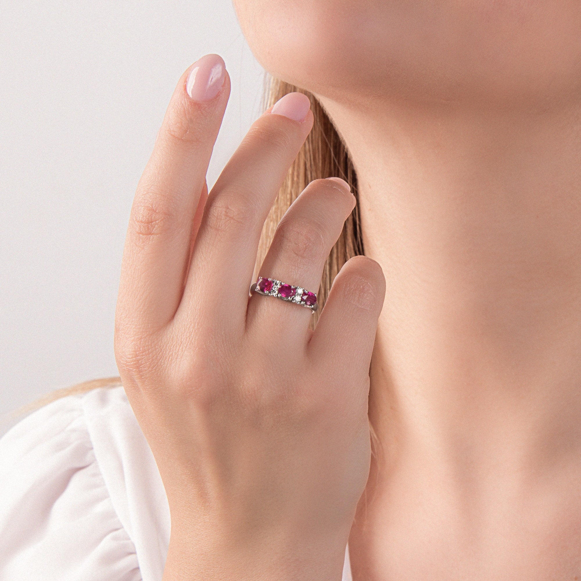 Anello Trilogi con Rubino e Diamanti